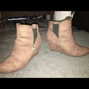 Women’s ankle booties